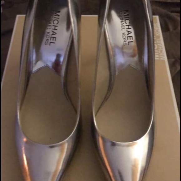 Michael kores silver pumps size 8 never worn - Picture 7 of 8